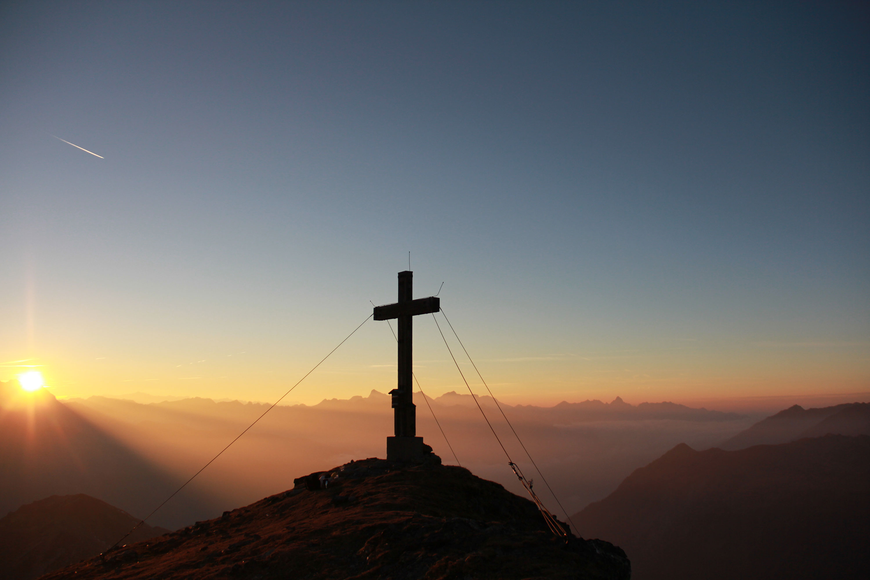 Aussicht auf einem Berg mit Gipfelkreuz