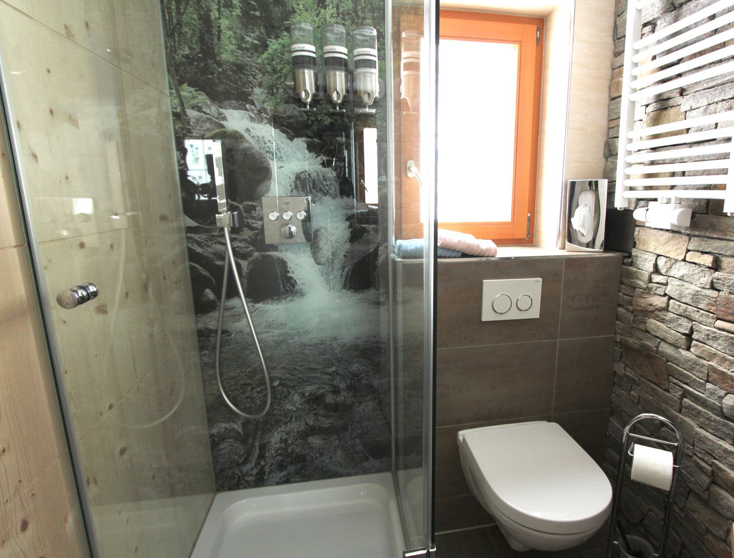 Montafonerzimmer: Badezimmer