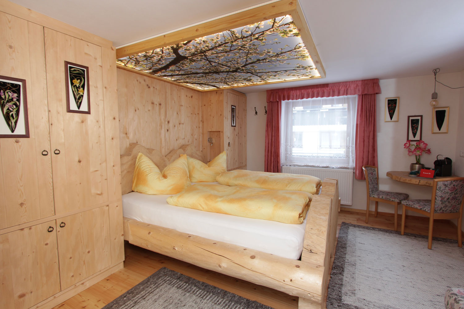 Montafonerzimmer: Seitenansicht des Bettes