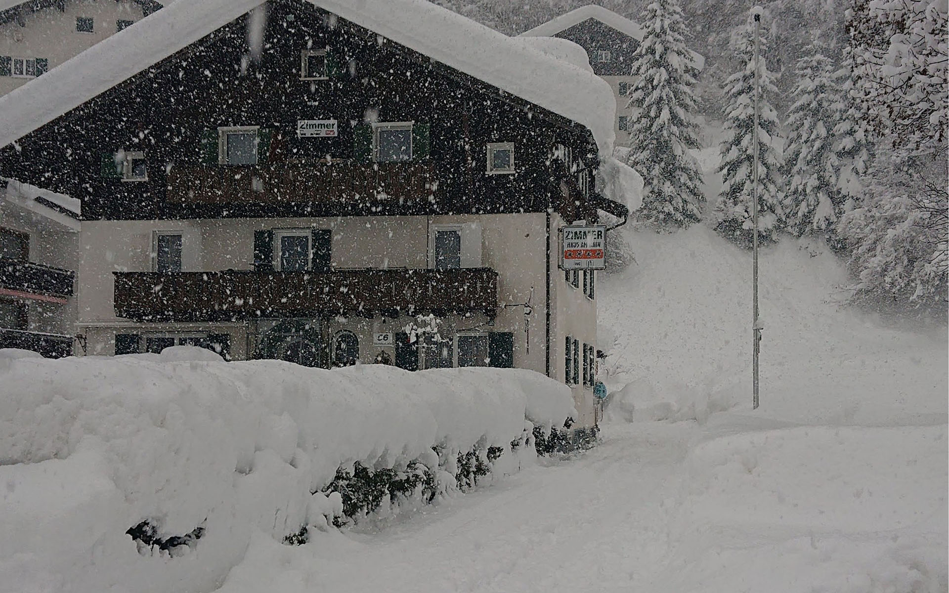 Haus am Rain eingeschneit