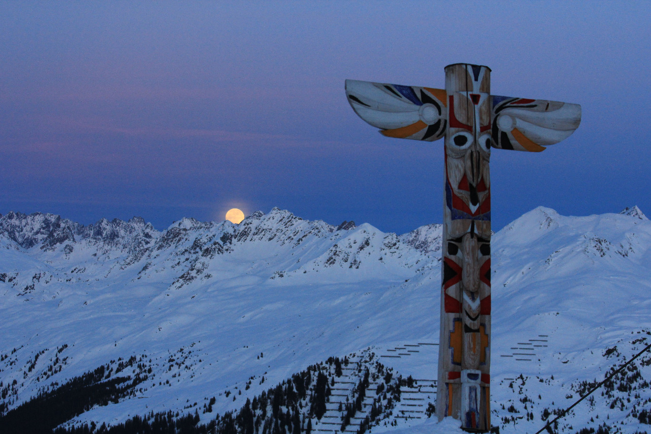 Vollmondbild mit verschneiten Bergen
